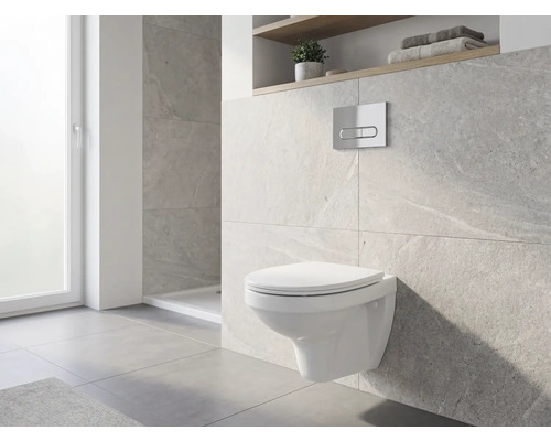 WC suspendu dans une salle de bains avec mur carrelé et fenêtre