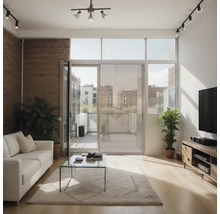 Wohnzimmer mit Sofa, Couchtisch und Schiebetür zum Balkon