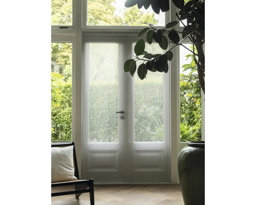 Vue d'une pièce avec porte double et moustiquaire