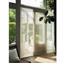 Innenansicht mit Schiebegardine vor einer Terrassentür, die das Tageslicht sanft filtert