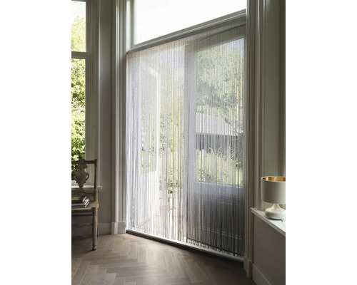 Rideau de fils décoratif devant une porte patio pour l'aménagement intérieur.