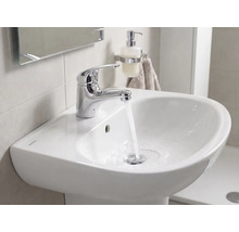 Badezimmerwaschbecken mit Wasserhahn und fließendem Wasser