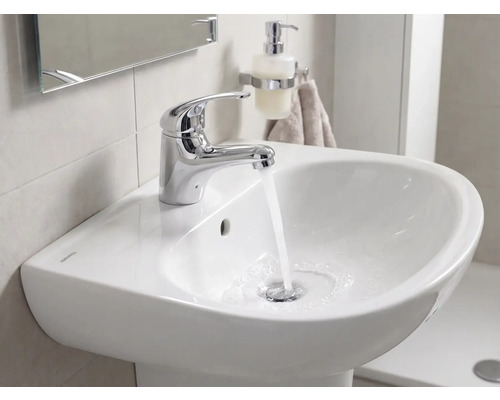 Badezimmerwaschbecken mit Wasserhahn und fließendem Wasser