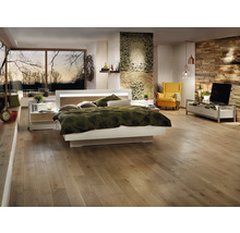 Geräumiges, helles Schlafzimmer mit Parkettboden aus Echtholz, modernem Bett, Mooswand und dekorativer Wandverkleidung aus Holz.