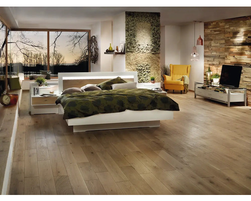 Modernes, helles Eichenparkett in einem geräumigen Schlafzimmer mit großem Bett, Mooswand und Fernsehschrank.