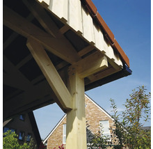 Détail d'une construction de toit en bois avec poteau de soutien, contrefiche et chevrons.