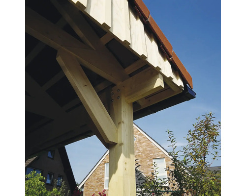 Détail d'une construction de toit en bois avec poteau de soutien, contrefiche et chevrons.