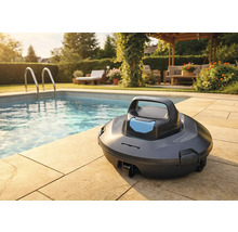 Robot de piscine sur une terrasse à côté d'une piscine