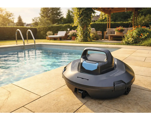 Robot de piscine sur une terrasse à côté d'une piscine
