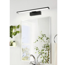 Luminaire de miroir LED noir au-dessus d'un miroir de salle de bain.