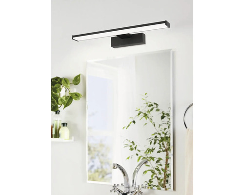 Luminaire de miroir LED noir au-dessus d'un miroir de salle de bain.