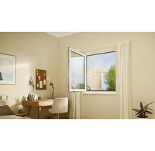 Pièce lumineuse avec fenêtre oscillo-battante ouverte, bureau et lit.