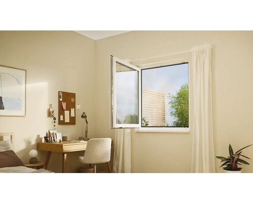 Pièce lumineuse avec fenêtre oscillo-battante ouverte, bureau et lit.