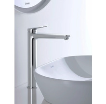 Duravit Waschtischmischer in Chrom mit hohem Auslauf an einem weißen Aufsatzwaschbecken aus Keramik.