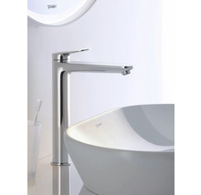 Duravit Waschtischarmatur aus Chrom mat héijem Auslaf nieft engem wäissen Opsatzwäschbecken an engem helle Buedzëmmer.