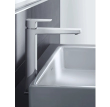 Verchromte Waschtischarmatur mit hohem Auslauf an einem weißen Aufsatzwaschbecken.