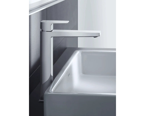 Verchromte Waschtischarmatur mit hohem Auslauf an einem weißen Aufsatzwaschbecken.