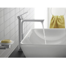 Moderne Waschtischarmatur in Chrom mit hohem Auslauf und Einhebelmischer, fließendes Wasser in ein weißes Aufsatzwaschbecken.