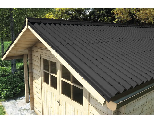 Gros plan d'une cabane de jardin avec des plaques de toit en métal pour une construction de toit solide et durable.