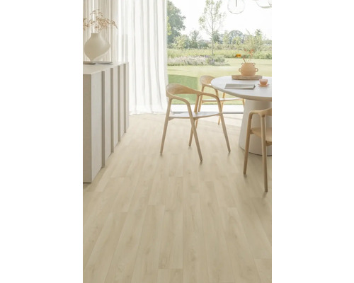 Salon lumineux avec parquet, table à manger et chaises devant une fenêtre donnant sur le jardin.