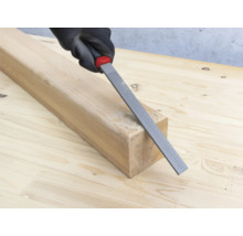 Holzraspel im Einsatz an einem Holzstück