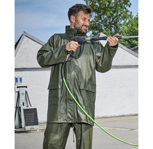 Homme avec nettoyeur haute pression en vêtement de pluie