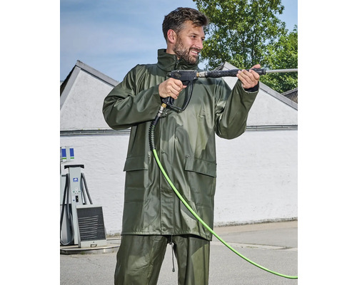 Homme avec nettoyeur haute pression en vêtement de pluie