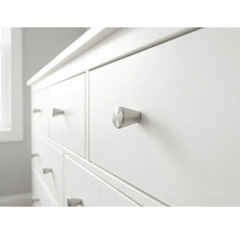 Commode blanche avec boutons argentés