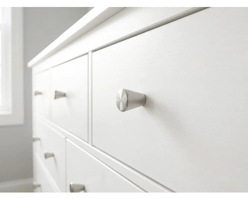 Commode blanche avec boutons argentés