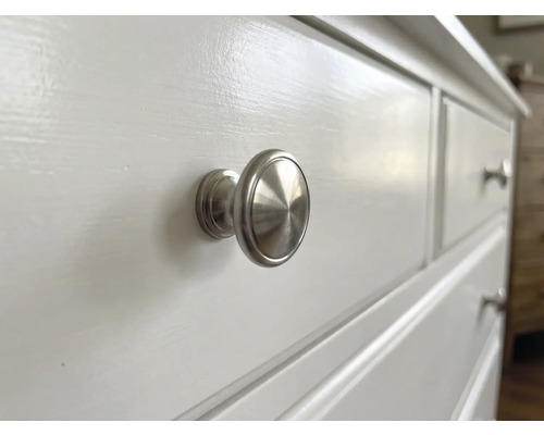 Commode avec poignée argentée