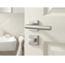 Tür mit Türbeschlag im Badezimmer