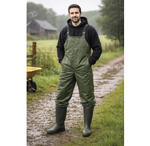 Homme portant une salopette imperméable et des bottes en caoutchouc à l'extérieur