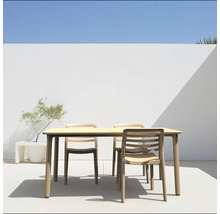 Gartentisch mit Stühlen auf einer Terrasse