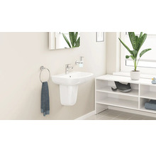 Modernes Badezimmer mit weißem Wand-Waschbecken mit Halbsäule, verchromter Armatur, Seifenspender, Handtuchring und weißem Regal.