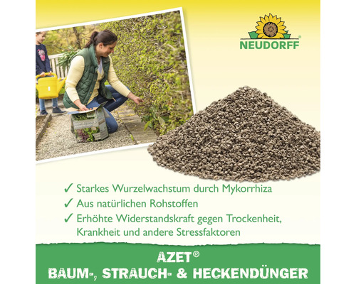 Frau düngt eine Hecke mit Neudorff Azet Baum-, Strauch- und Heckendünger. Gezeigt werden organische Düngergranulate und das Neudorff Logo.