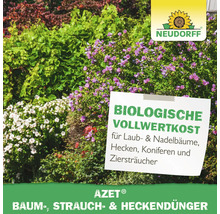 Neudorff Logo. Azet biologischer Baum-, Strauch- und Heckendünger für Laub- und Nadelbäume sowie Ziersträucher in einem blühenden Garten.