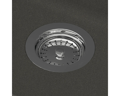 Crépine ronde en métal chromé pour l'évacuation d'un évier de cuisine.