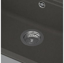 Vue rapprochée d une bonde d évier avec panier et trop-plein dans un évier en composite.