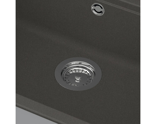 Vue rapprochée d une bonde d évier avec panier et trop-plein dans un évier en composite.