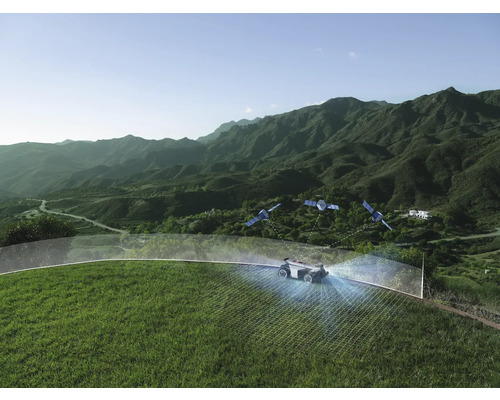 Mähroboter auf einer Rasenfläche mit Satellitennavigation und virtueller Begrenzung in einer Berglandschaft.