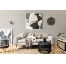 Modernes Wohnzimmer mit hellem Sofa, grauer Strukturtapete, abstrakter Kunst, schwarzem Beistelltisch und Sideboard auf Fischgrätparkett.