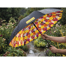 Parapluie dans un jardin pluvieux avec extérieur noir, FloraSelf Logo et motif floral coloré à l'intérieur.