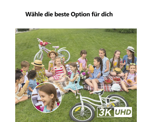 Helle Außenszene mit Kindern beim Picknick auf einem Rasen mit Decken, Fahrrädern und einem Korb. Symbol für 3K UHD hohe Auflösung.