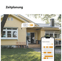 Außenansicht eines Hauses mit Sicherheitskamera und Smartphone-App zur Zeitplanung der Bewegungserkennung.
