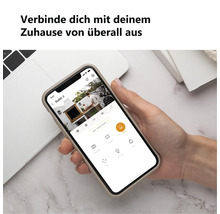 Smartphone-App zur Steuerung einer Überwachungskamera mit Live-Bild einer Außenanlage auf einem Mobiltelefon.