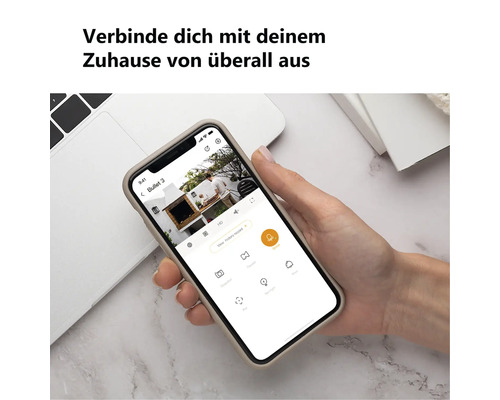 Smartphone-App zur Steuerung einer Überwachungskamera mit Live-Bild einer Außenanlage auf einem Mobiltelefon.