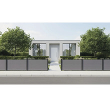 Moderner grauer Sichtschutzzaun mit schwarzen Pfosten vor einem hellen Wohnhaus mit Flachdach und großen Fenstern.