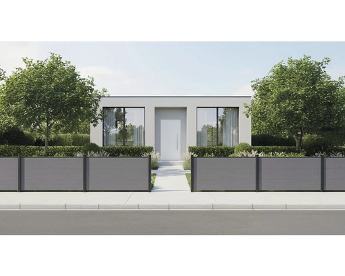 Moderner grauer Sichtschutzzaun mit schwarzen Pfosten vor einem hellen Wohnhaus mit Flachdach und großen Fenstern.