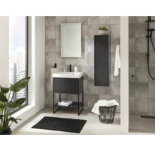 Salle de bain moderne avec meuble sous vasque noir, lavabo blanc, miroir LED et armoire murale noire sur carrelage gris. Clair et organisé.