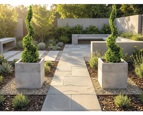 Jardin moderne et lumineux avec chemin en pierre, deux buis en spirale dans des jardinières carrées, bancs en béton et gravier.